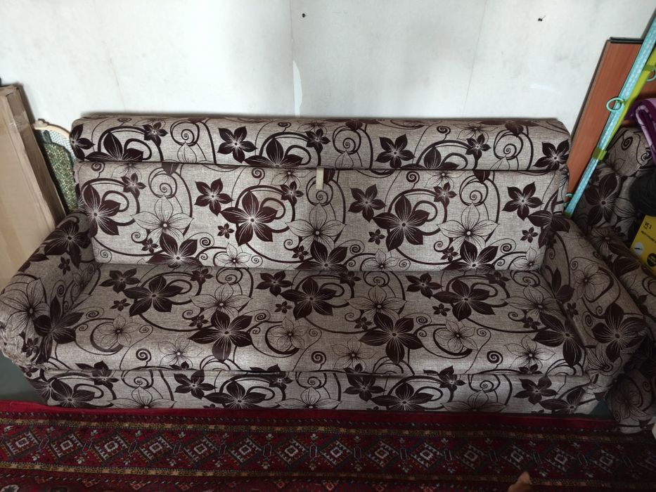 Продается раскладной диван и 2 кресла комплектом