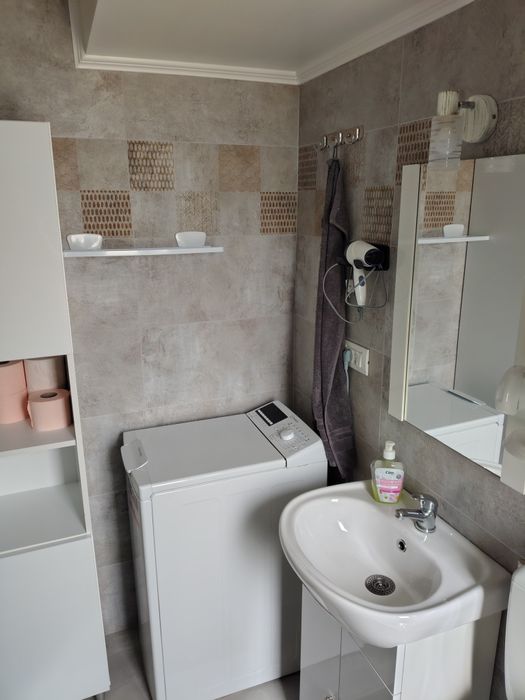 Închiriez apartament cu 2 camere