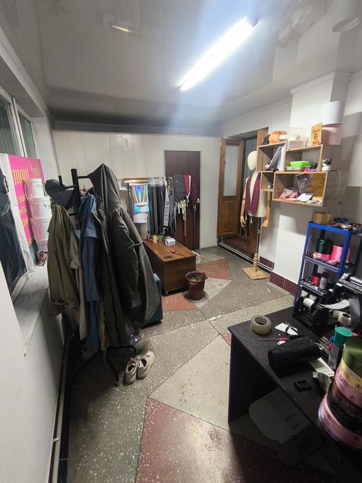 Помещении вдоль дороги