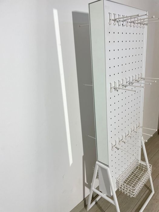 Stand Metalic cu Oglinzi, Agățători Și Coș Inferior; Raft Expozițional