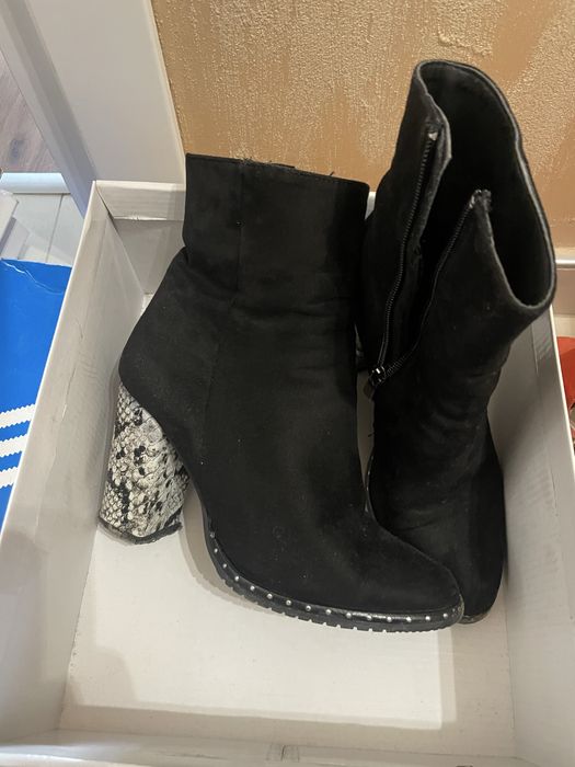 Боти от естествен велур