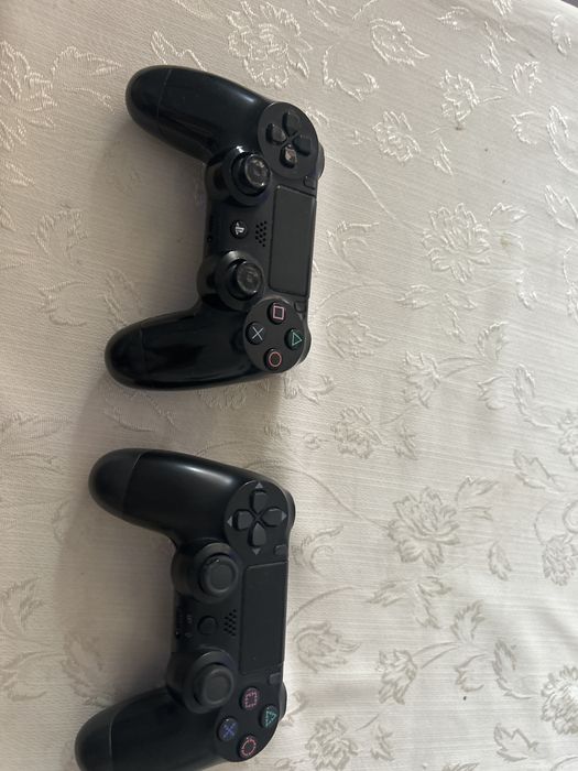 Продавам Ps4 с два джойстика и две игри