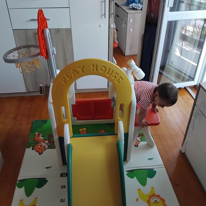 Продавам център за игра с пързалка.