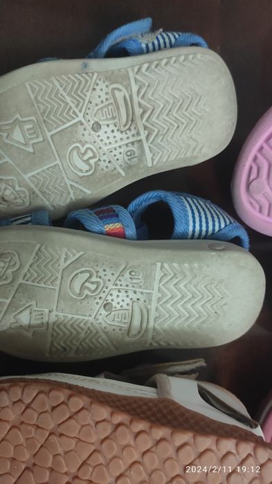 Детская обувь, сандалии, тапочки летние и тёплые.