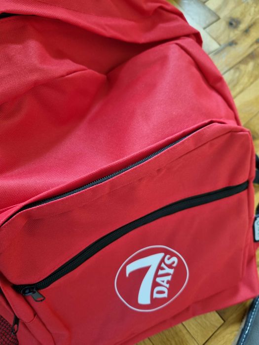Спортна червена раницата