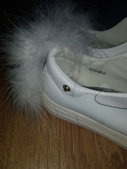 Нови бели кецове с пухчета