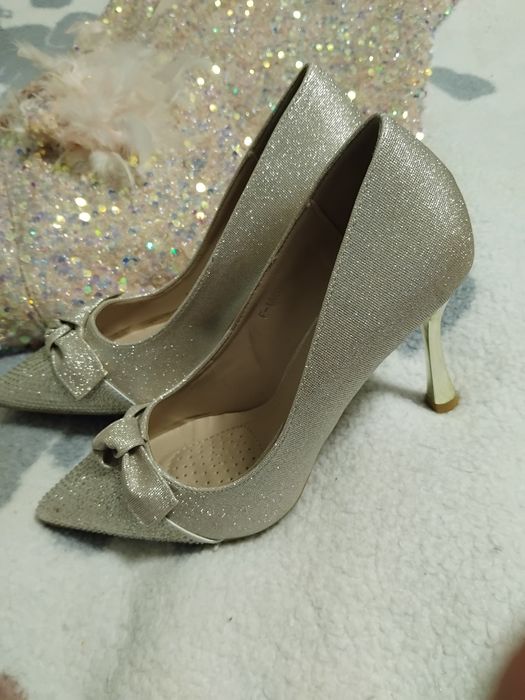 Дамски обувки с високо токче камъчета