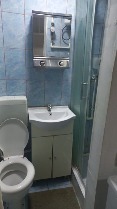 Închiriez  camera la curte  la etajul 1