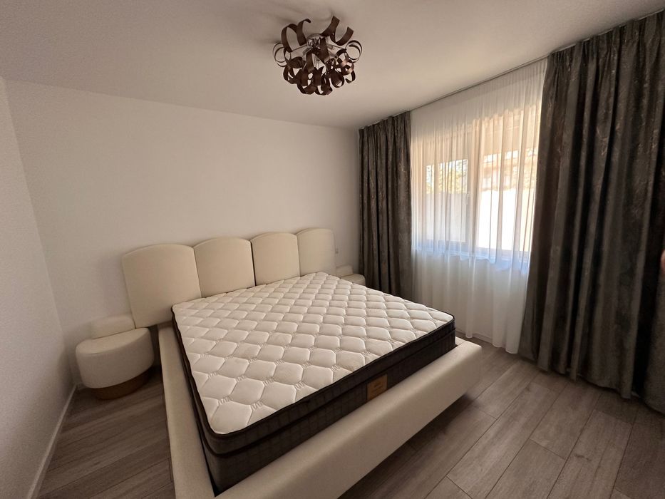 Apartament de vânzare , 3 camere , curte proprie