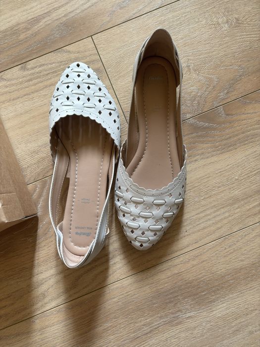 Balerini albi perforati Bata