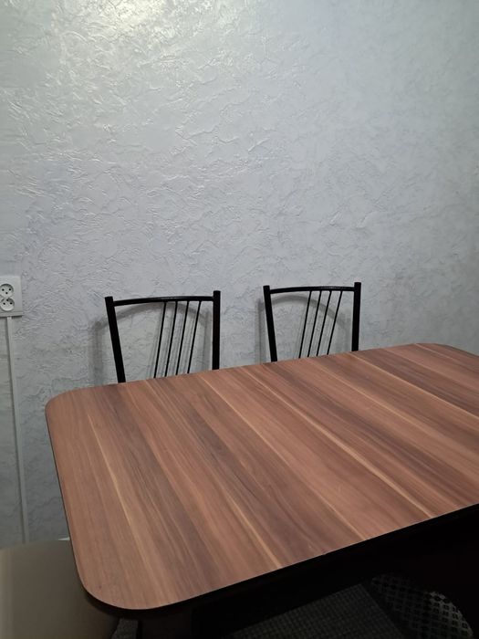 Продается кухоный стол стульями