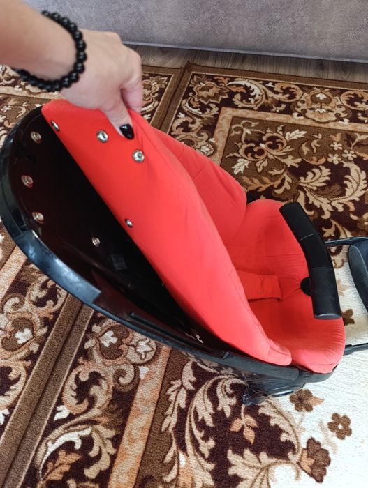 Продам коляску с люлькой quinny