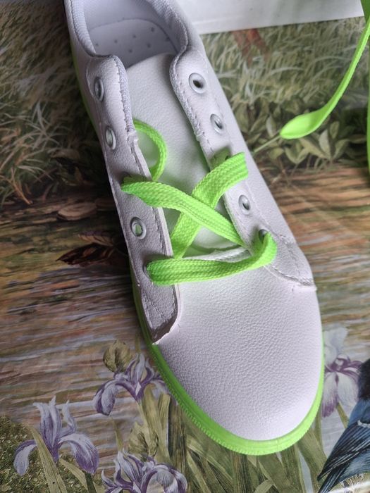 Стилни бели кецове с неоново зелени детайли