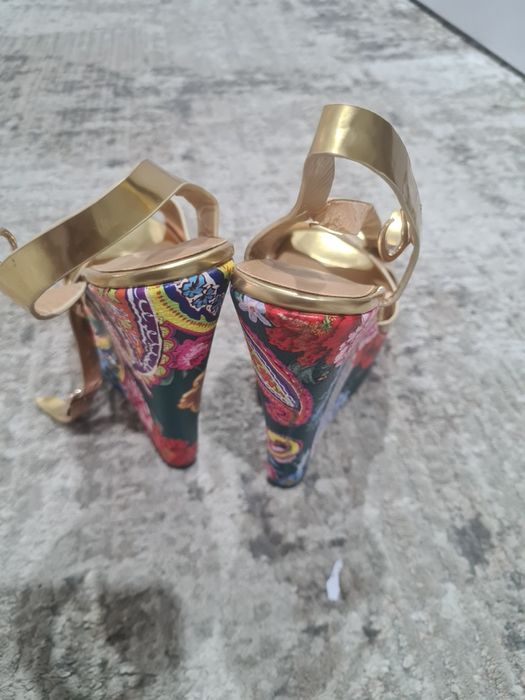 Продам босоножки