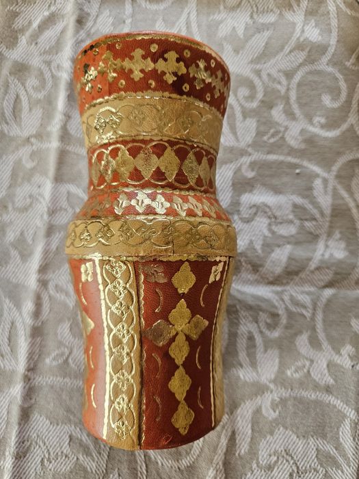 Уникална ваза облечена в кожа
