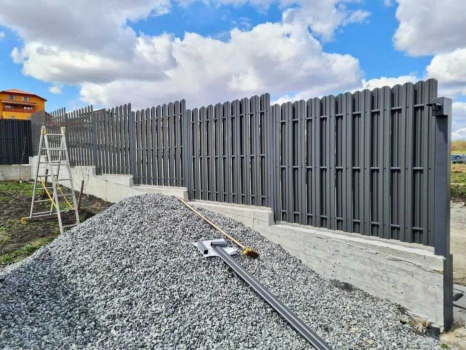 Garduri si porti din panouri stil jaluzele, sipca metalica, tabla cutata, plasa bordurata, fier forjat, BCA sau beton si alte modele disponibile