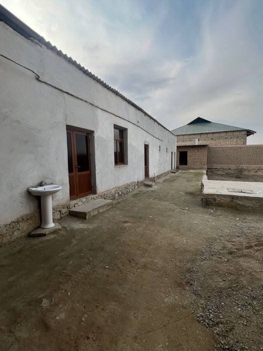 Hovli sotiladi. Farhod savxozdan mostni oldida joylashgan.