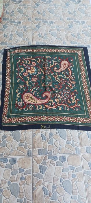 Ръчно бродирано каре и кърпи за глава за народна носия