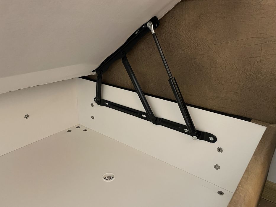 Легло с матрак 160х200см и подарък