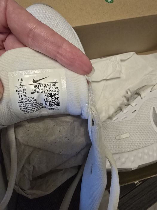 Продавам дамски маратонки Nike