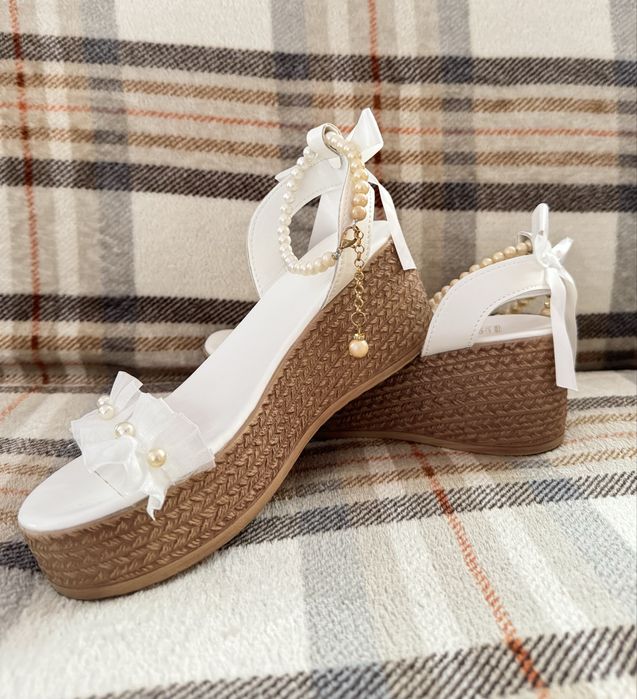 Бели сандали с панделки