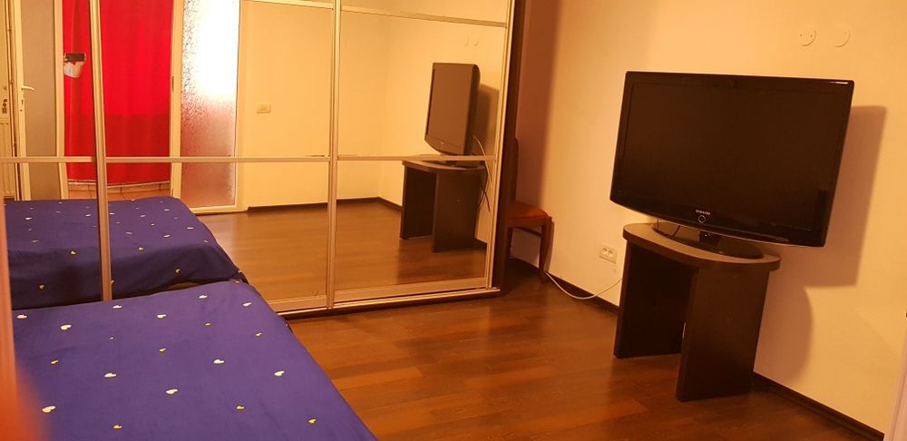 Inchiriere garsoniera decomandata la  casa cu curte  si garaj interior