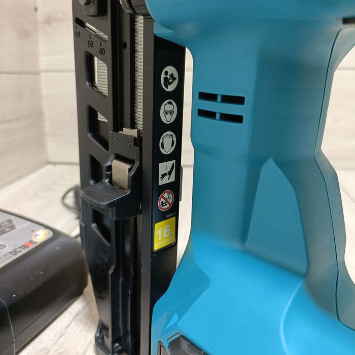 Pistol de cuie pentru lemn 19-64mm Makita DBN601 fabricatie 2025