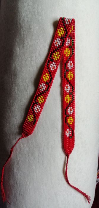 Zgărdane din margele cu motive tradiționale