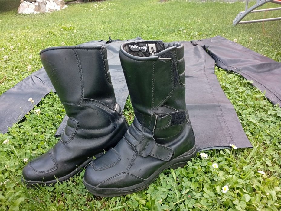 Vând echipament moto casca cizme geci pantaloni