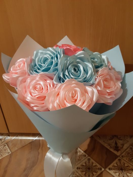 Розы из атласных лент