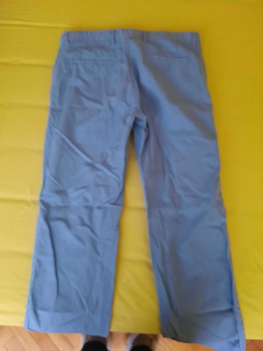 Продавам 2 броя дънки и 1 брой панталон