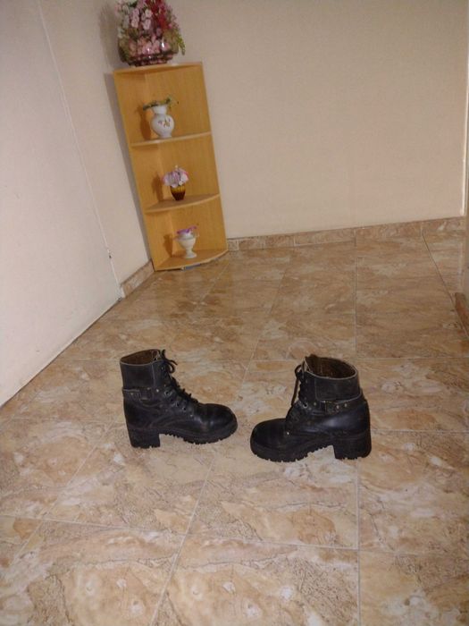 Продавам дамски зимни боти