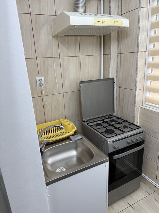 Inchiriez apartament cu o camera 42 mp.