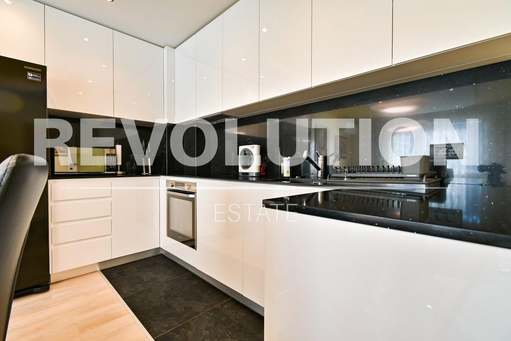 Дава се под наем Тристаен апартамент в София, Център - 119 кв.м за 1200 € - Снимка #3