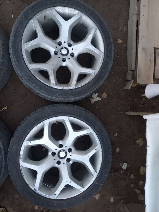 От машины BMW X5