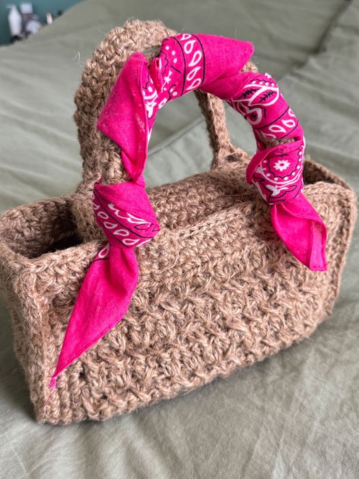 Плетена лятна чанта. Вътре има джоб за телефон.