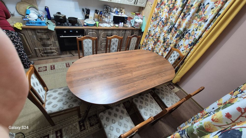 Стол со стульями