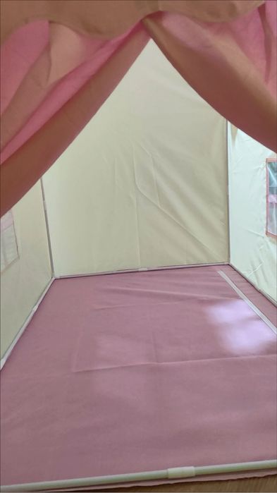 Детский домик с гирляндой