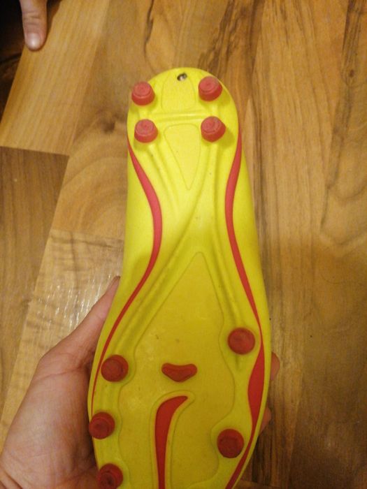 Бутонки за игра на футбол