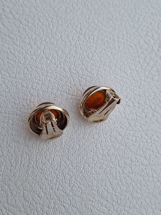 Сребърни обици с кехлибар