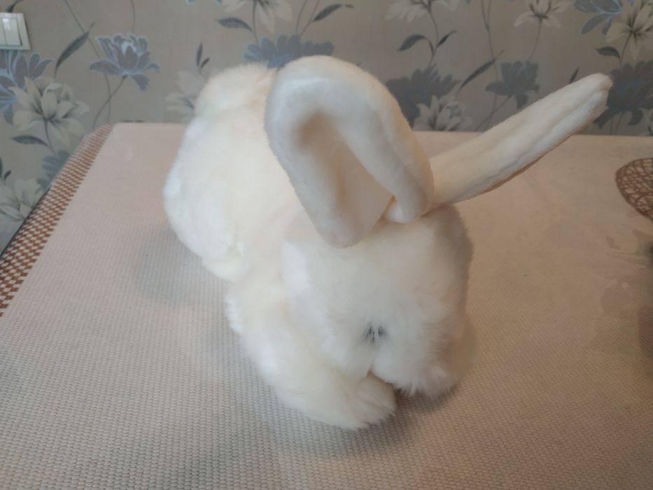 Продаю мягкую игрушку белого цвето.зайчика