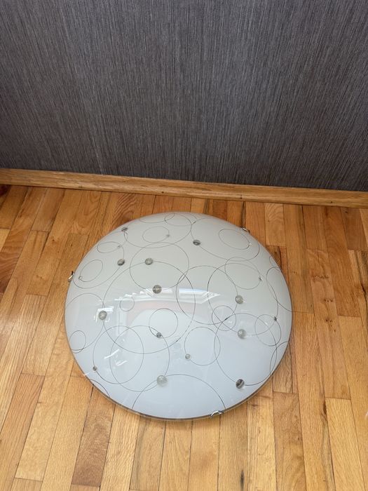 Полилеи и кръгла лампа за таван