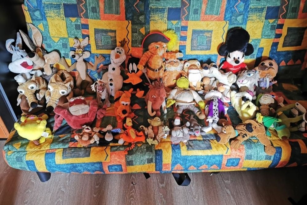 Vând jucării personaje celebre stare foarte buna