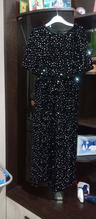 Продам платье , костюм и комбез для девочки