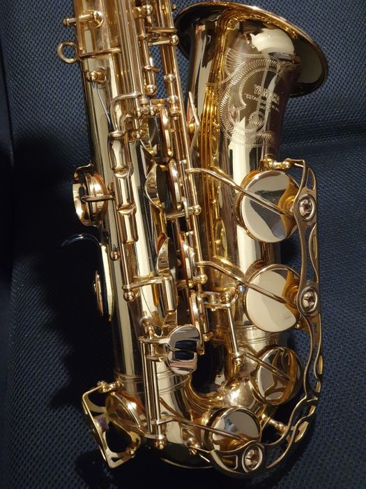 Vând saxofon alto  yamaha yas 62 în stare impecabila  .