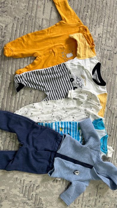 Пакет детских вещей для мальчишек и девочек.