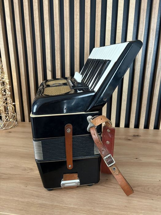 Acordeon Weltmeister cu 40 de basi