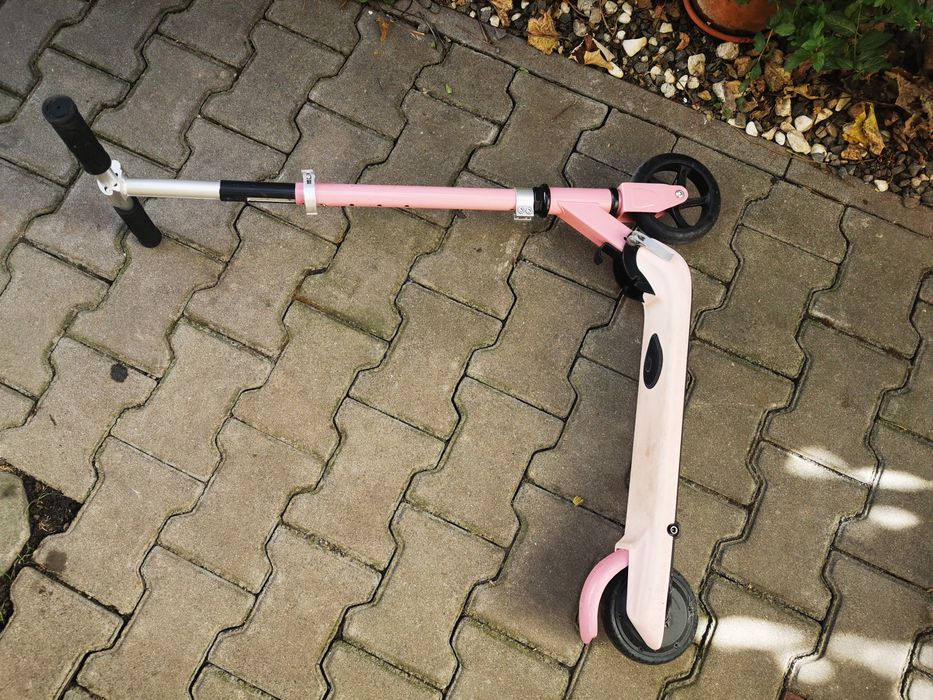 Trotineta electrica pentru fetite 5 - 8 ani