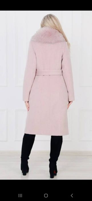 Пальто бледно- розового цвета