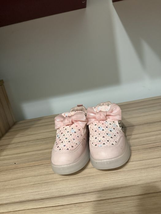 Papuci fetita cu lumini , marimea 29